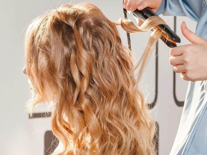 Jak zrobić loki prostownicą? Sprawdzone triki Laury Szczepańskiej